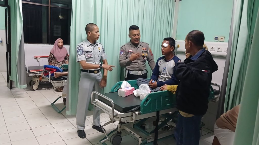 Petugas Jasa Raharja Kantor Wilayah Banten, Samsat Cilegon, Moch Farouk Afero mendata korban di RSUD Cilegon