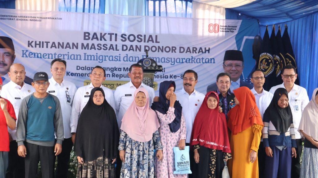 Menteri Imipas Agus Andrianto menyerahkan bantuan sosial (bansos), serta menyaksikan kegiatan khitanan massal dan donor darah