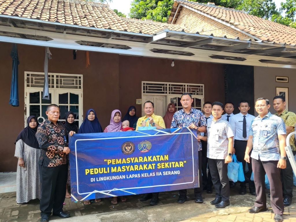 Lembaga Pemasyarakatan (Lapas) Kelas IIA Serang menggelar aksi bakti sosial dengan membagikan 50 paket sembako langsung ke rumah warga