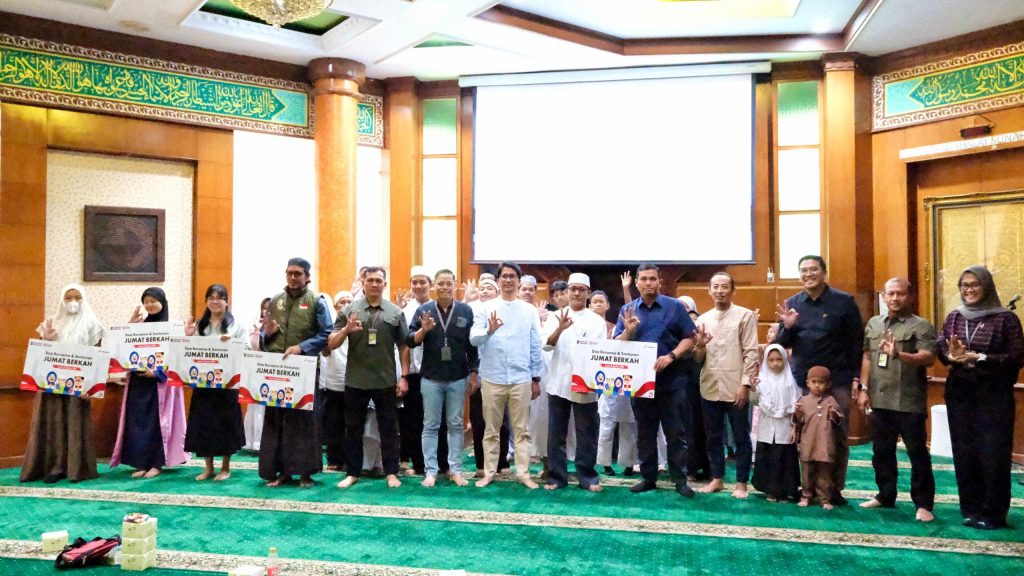 Executive General Manager Pertamina Patra Niaga RJBB Freddy Anwar bersama 20 anak yatim piatu