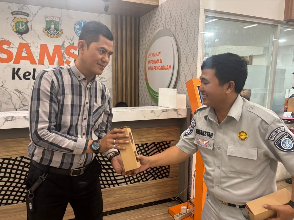 Petugas Jasa Raharja Samsat Kelapa Dua, Irwansyah memberikan reward kepada masyarakat taat pajak