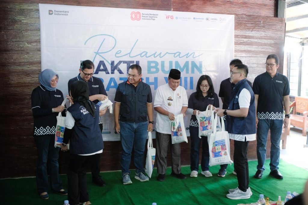 Plt. Direktur Utama Jasa Raharja Dewi Aryani Suzana, Kepala Divisi Pelayanan dan TJSL Jasa Raharja Hervanka Tri Dianto ikut menghadiri kegiatan Relawan Bakti BUMN Batch VIII