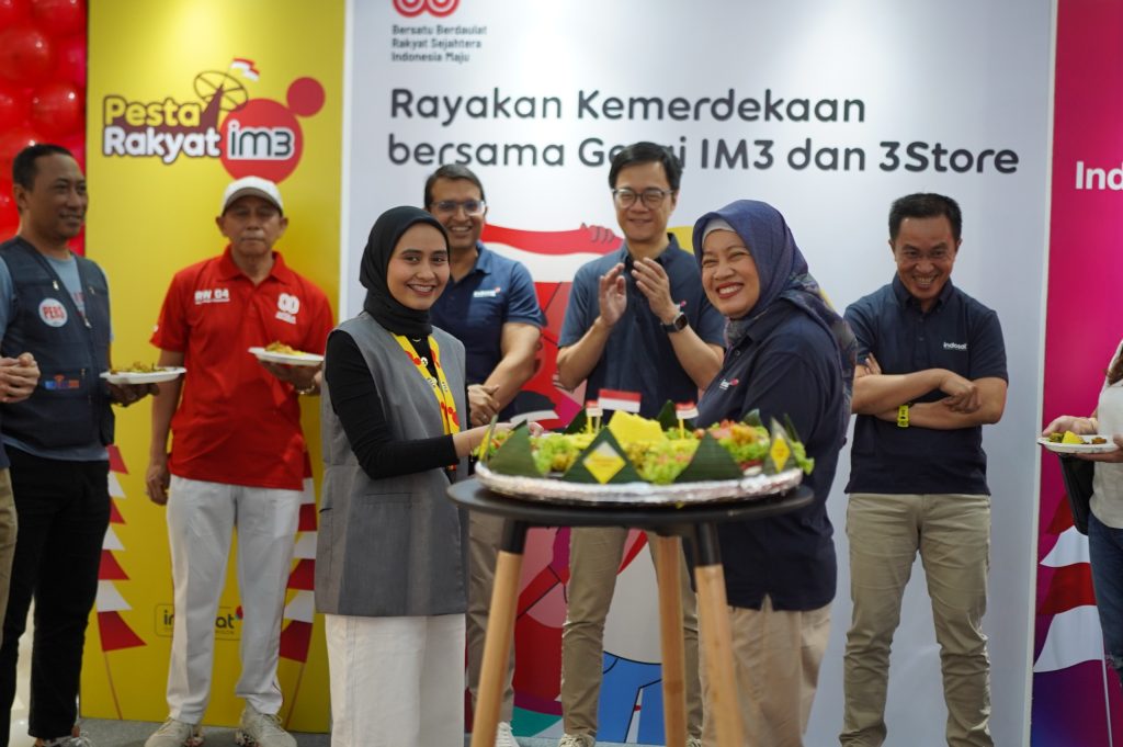 Pak Chandra Pradyot Singh - EVP, Head of Circle Jakarta Raya memperkenalkan Mbak Dewi Sartik