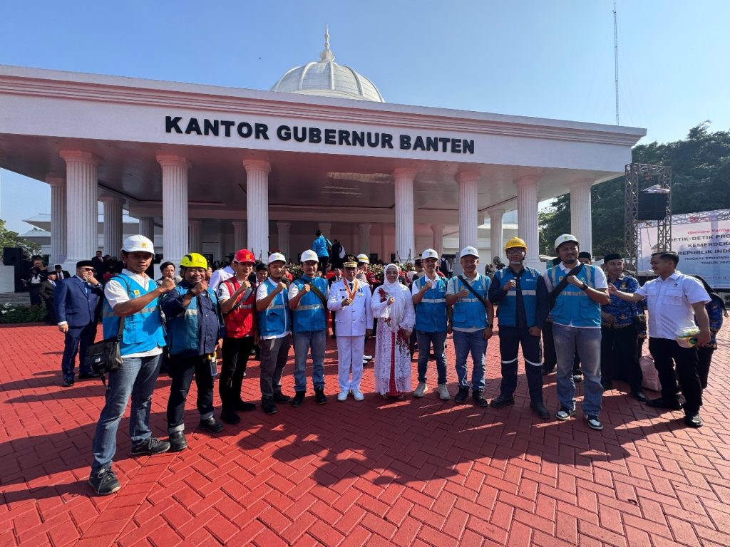 Gubernur Banten, Andra Soni, berfoto bersama petugas siaga PLN di halaman Kantor Gubernur Banten (KP3B), usai pelaksanaan upacara peringatan HUT ke-80 Kemerdekaan Republik Indonesia, Minggu (17/8).