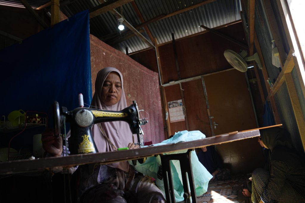 Zahara, seorang penjahit asal Gampong Pande, Banda Aceh, kini bisa menjahit dan mengembangkan usahanya setelah mendapatkan sambungan listrik mandiri melalui program Light Up The Dream PLN. 