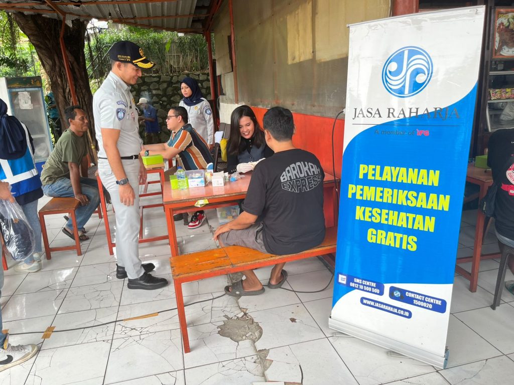 Angga Wedatama, perwakilan Jasa Raharja Cabang Tangerang, memantau pelaksanaan pengobatan gratis di Rest Area Jalan Tol Pondok Aren – BSD
