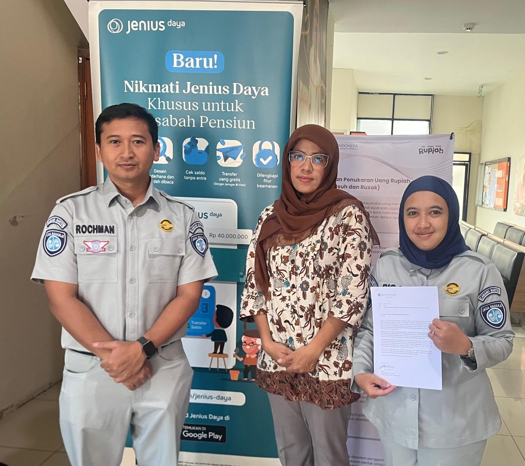 Petugas Jasa Raharja Kantor Wilayah Banten Nurochman dan Risa Puspita mengunjungi Perusahaan Bank BTPN Serang