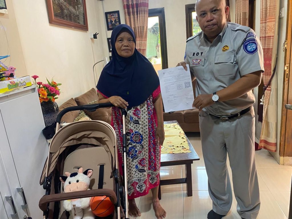 Petugas Jasa Raharja, Roy Chandra Adrianto membagikan flyer program
pemutihan pajak kendaraan bermotor yang masih berlaku hingga 31 Oktober 2025 kepada pemilik kendaraan bermoto