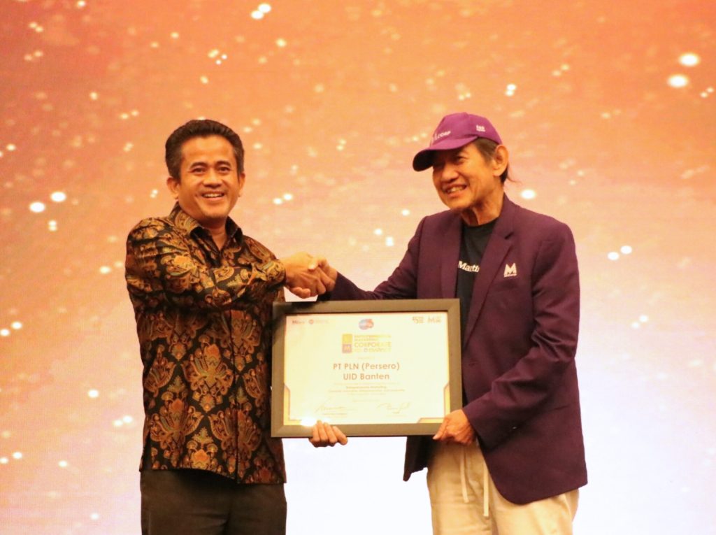 GM PLN UID Banten, Muhammad Joharifin (kiri), menerima penghargaan _Entrepreneurial Marketing for Corporate Impact_ dari Founder & Chair MCorp, Hermawan Kartajaya, di Bandung, Jumat (22/8).