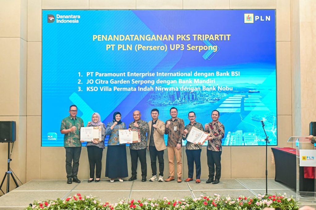 Foto bersama jajaran PLN UP3 Serpong, mitra perbankan, pengembang properti, serta perwakilan Pemerintah Kota Tangerang Selatan usai penandatanganan Perjanjian Kerja Sama Tripartit.