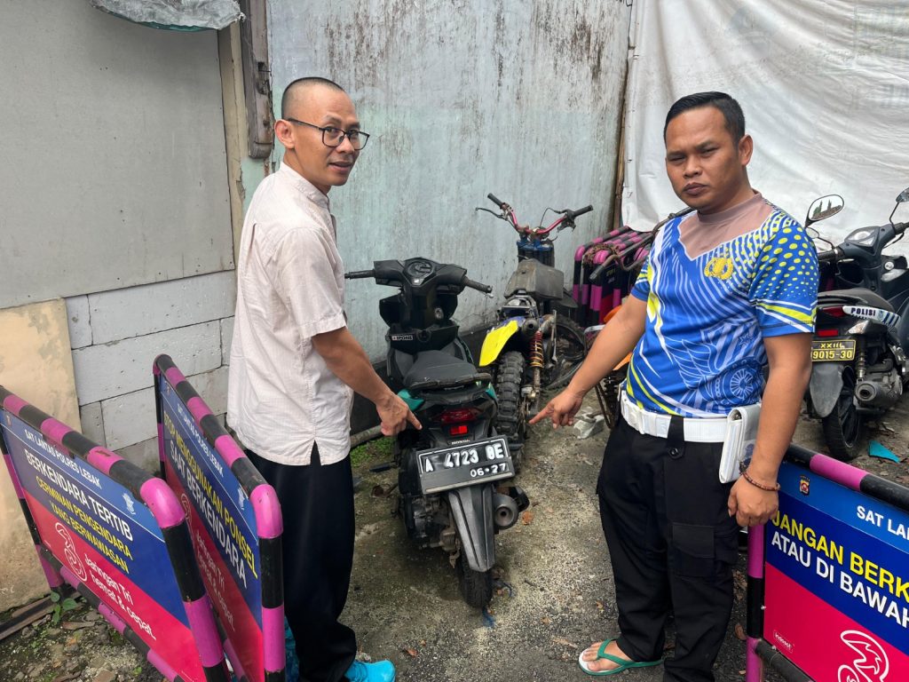 Petugas Jasa Raharja Banten Taufik memantau kendaraan sepeda motor yang mengalami kecelakaan yang belum membayar pajak