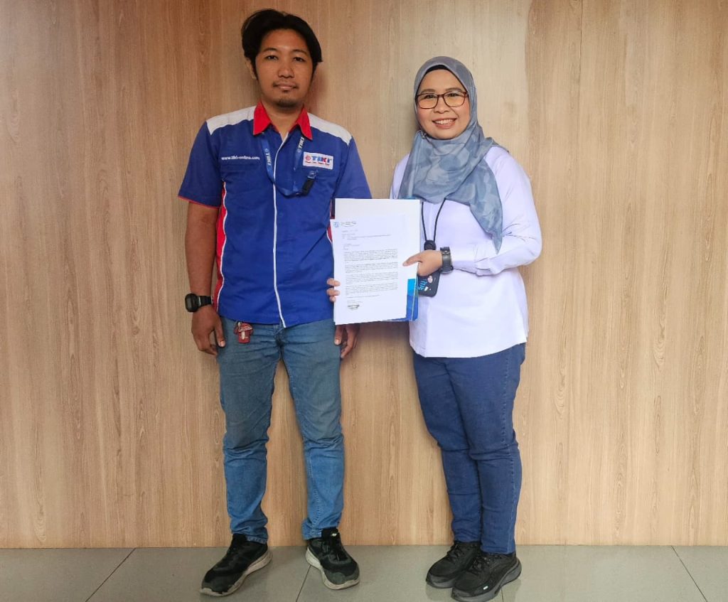 Petugas Jasa Raharja Tangerang, Samsat Kota Tangerang, Shanty Shinta melakukan kunjungan ke PT Tiki Tangerang pada Jumat, 22 Agustus 2025