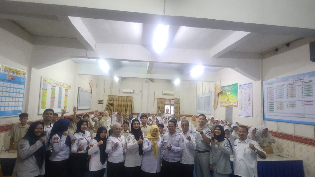 Sosialisasi karyawan Jasa Raharja Kanwil Banten dan Dinas Perhubungan Kota Serang ke beberapa SD dan SMP