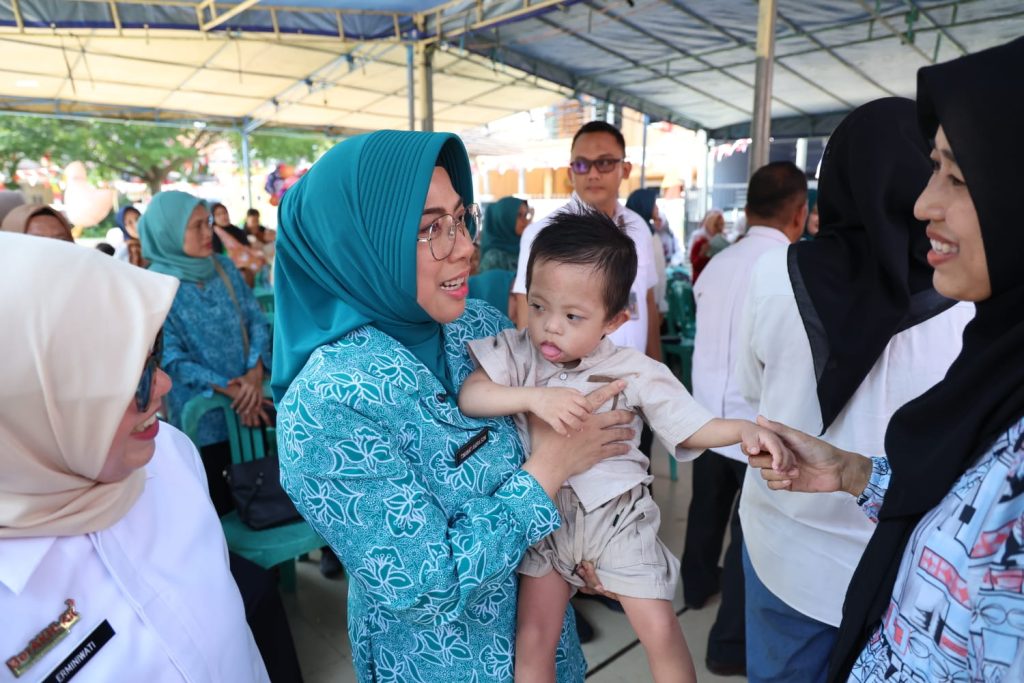 Ketua Tim Penggerak Pemberdayaan Kesejahteraan Keluarga (TP PKK) Provinsi Banten, Tinawati Andra Soni menggendong anak yang kurang gizi