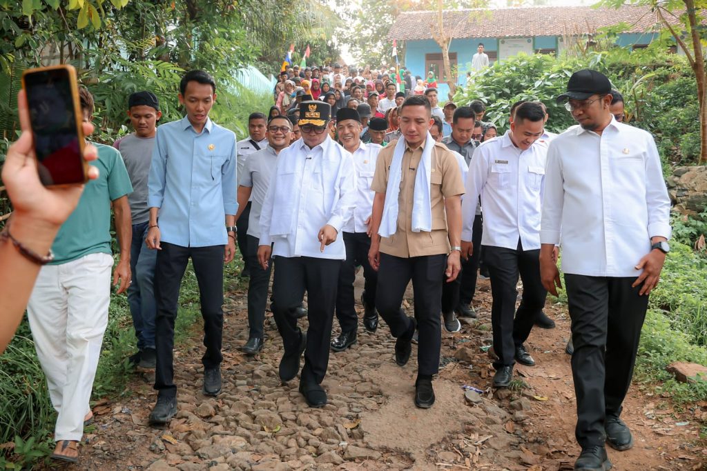 Gubernur Banten Andra Soni meninjau Jalan Poros Desa Karyajaya, Kecamatan Cimarga, Kabupaten Lebak, Rabu (27/8/2025)