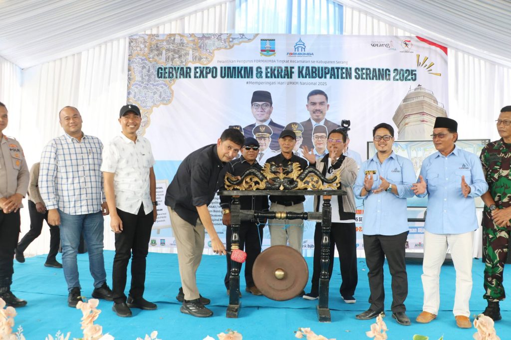 Sekretaris Daerah (Sekda) Kabupaten Serang, Zaldi Dhuhana membuka Gebyar Expo UMKM dan Ekraf Kabupaten Serang rangkaian peringati Hari UMKM Nasional 2025 di Alun-alun Kecamatan Mancak pada Sabtu, 30 Agustus 2025