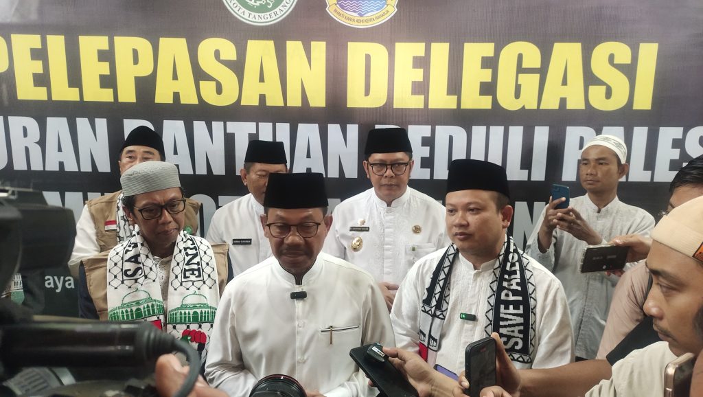 Wali Kota Tangerang, Sachrudin diwawancarai wartawan usai pelepasan delegasi penyaluran bantuan untuk Palestina pada Jumat, 8 Agustus 2025, di Masjid Al-Azhom.