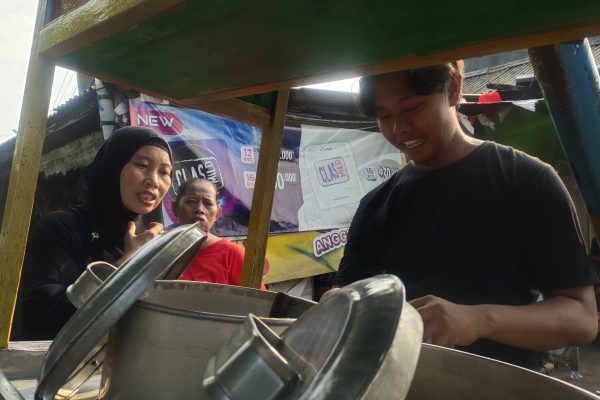 Pedagang Bubur Kacang Ijo Raup Cuan di Car Free Day Tugu Adipura