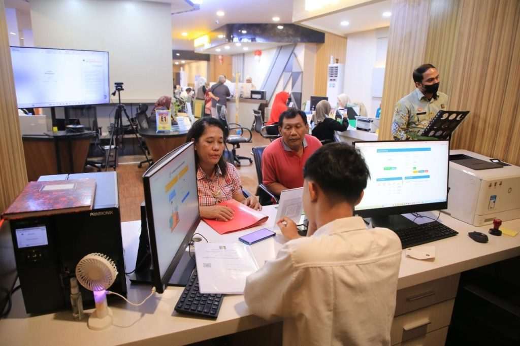 Petugas Gerai pelayanan di Mal Pelayanan Publik (MPP) Kota Tangerang melayani konsumen gunakan Loket Layanan Administrasi Hukum Umum (AHU)