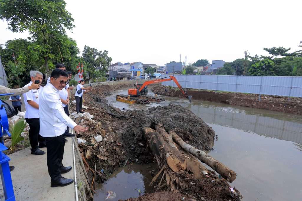 Wali Kota Tangerang, H. Sachrudin, turun langsung meninjau pelaksanaan normalisasi tersebut pada Rabu (06/08/2025)