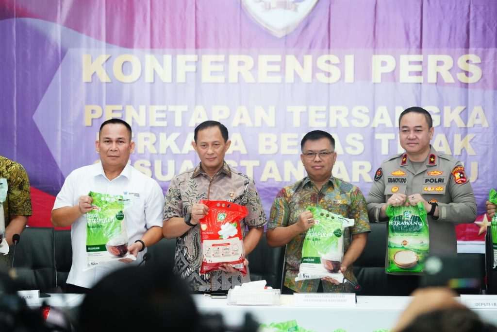 Dirtipideksus sekaligus Kasatgas Pangan Polri, Brigjen Helfi Assegaf, dalam konferensi pers di Jakarta Selatan, Jumat (1/8/2025)