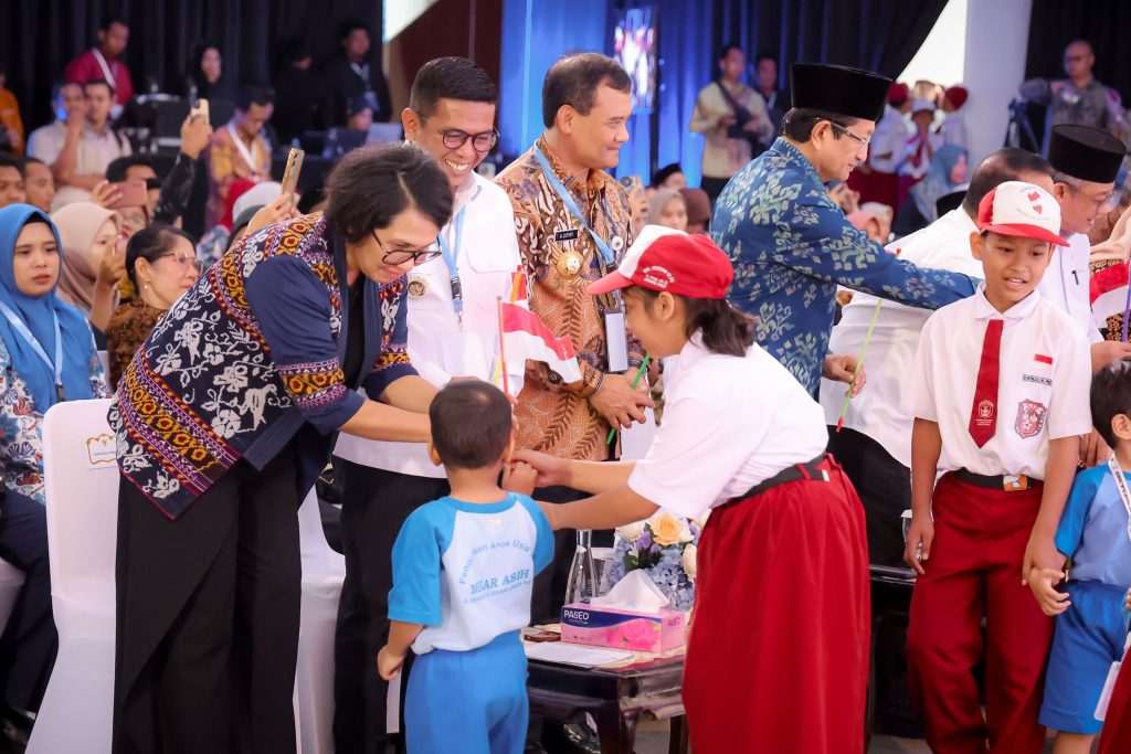 Gubernur Banten Andra Soni saat hadiri acara kado HUT RI untuk guru