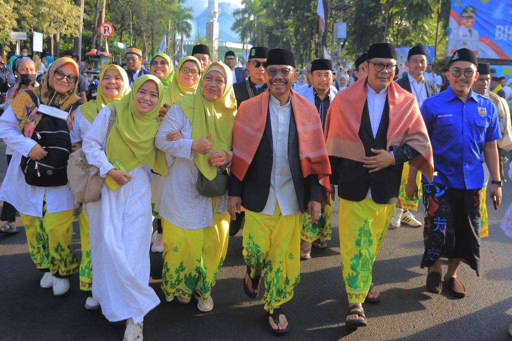 This image has an empty alt attribute; its file name is 52883tutup-festival-al-a-zhom-wali-dan-wakil-wali-kota-subuh-berjamaah-santunan-anak-yatim-dan-jalan-sarungan-bareng-warga-52883-1024x683.jpg