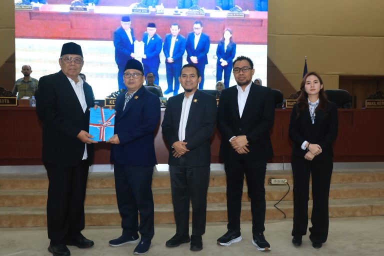 DPRD Tangsel Serahkan Raperda Fasilitasi Penyelenggaraan Pesantren ke Wali Kota