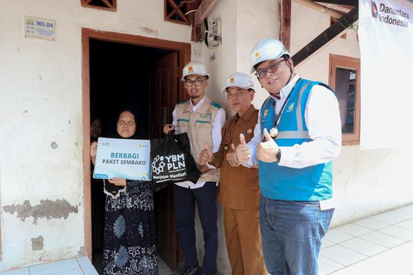 Tangis Bahagia Siti Aminah Terpancar Saat Nyalakan Lampu Listrik Sendiri Tanpa Bergantung Lagi Pada Tetangga