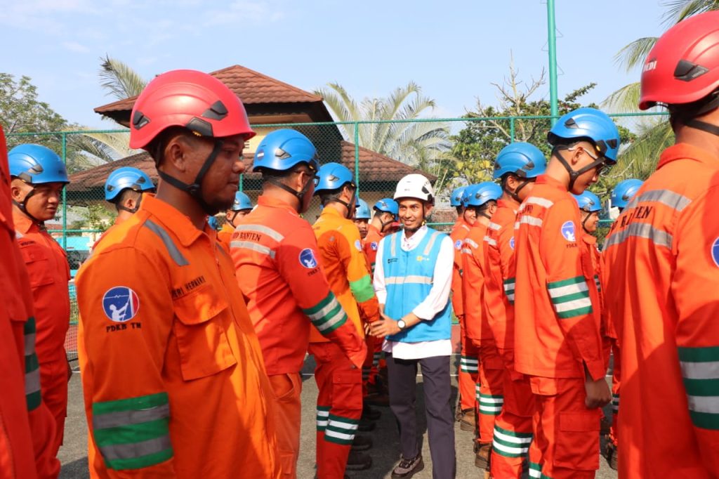 Senior Manager Distribusi PLN UID Banten (helm putih) memberikan dukungan dan semangat kepada Tim PDKB-TM saat apel pembukaan sebelum melaksanakan kegiatan pemeliharaan jaringan