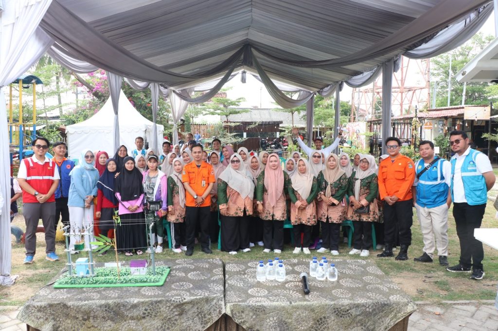Foto bersama peserta, perangkat desa, serta perwakilan PLN UID Banten bersama BPBD dan tenaga kesehatan dalam kegiatan Edukasi Keselamatan dan Kesehatan Kerja di Desa Surya Bahari, Kecamatan Pakuhaji, Tangerang (20/9). 