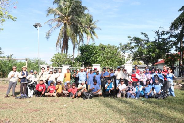 PLN UID Banten Aksi Bersih-Bersih Lingkungan di Kampung Surya Bahari, Pakuhaji, Tangerang