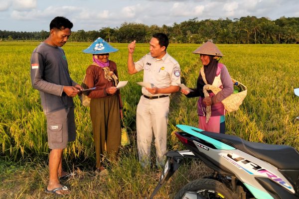 Anti Ribet! Jasa Raharja “Jemput Bola” ke Sawah, Ajak Petani Sadar Pajak Kendaraan dan Keselamatan Berkendara