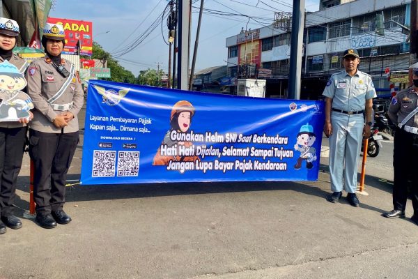 Beri Himbauan Keselamatan di Titik Rawan Kecelakaan, FKLL dan Jasa Raharja Cabang Tangerang Pasang Spanduk