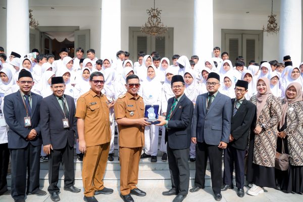 Gubernur Banten Ajak Ratusan Siswa SD Belajar Sejarah di Gedung Negara