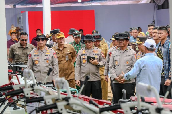 Sekda Banten Dampingi Kapolri Tinjau Lokasi Penanaman Jagung Serentak Di Bantar Panjang, Tangerang