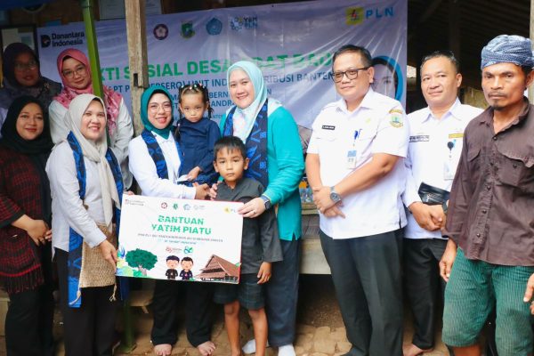 PLN UID Banten Bersama TP PKK Banten Bakti Sosial Adat Baduy Di Kanekes, Lebak