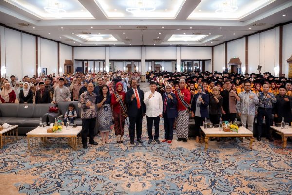 Di Wisuda Uniba, Wagub Dimyati Sebut Sarjana Harus Turun Berkontribusi untuk Kemajuan Banten