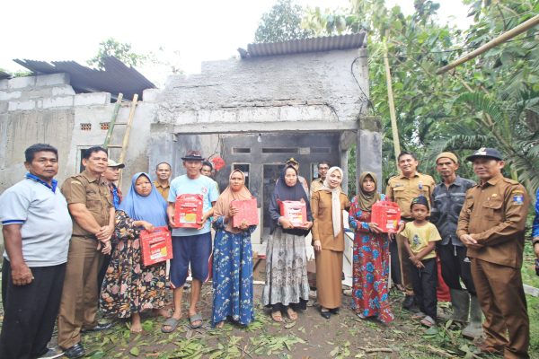 Bupati Serang Ratu Zakiyah Bantu Korban Angin Puting Beliung di Kopo dan Jawilan