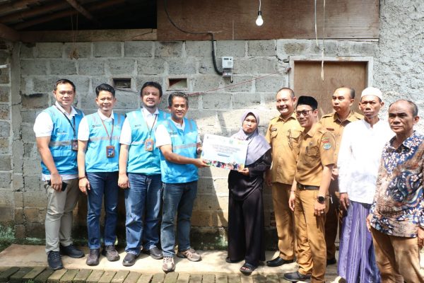 Kebahagiaan Yayan Terpancar Setelah Tersambung Listrik Bantuan PLN