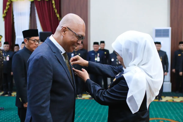 Ketum PWI Pusat Akhmad Munir Dapat Lencana Jer Basuki Mawa Beya Dari Gubernur Jatim Khofifah Indar Parawansa