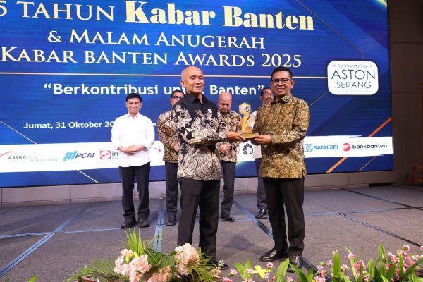 Andra Soni Menerima Anugerah Kabar Banten Award 2025 Sebagai Kepala Daerah Responsif