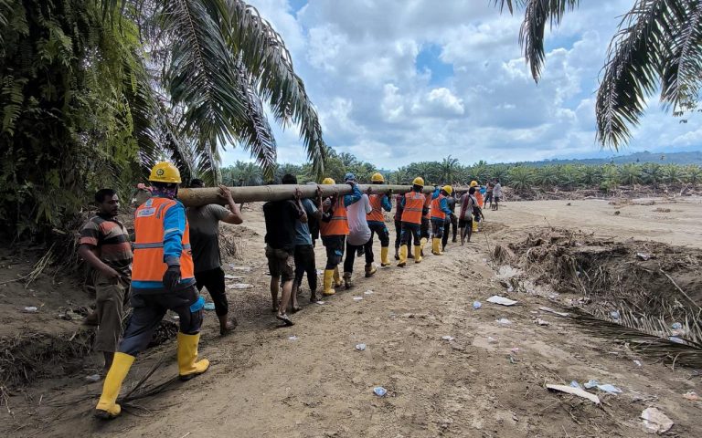 Personal PLN Dengan Penuh Tanggung Jawab Berupaya Pulihkan Kelistrikan Di Wilayah Aceh