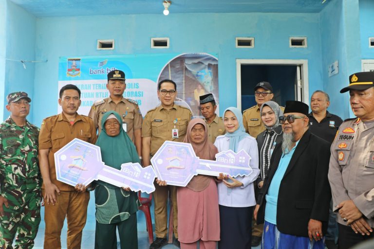 Suasana Haru dan Bahagia saat Bupati Serang Serahkan 481 Bantuan RTLH di 3 Kecamatan