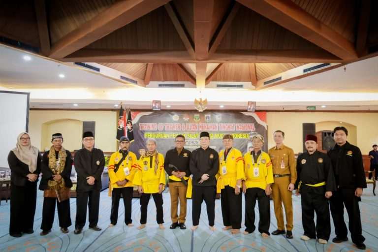 Gubernur Andra Soni Terima Sabuk Kehormatan Pendekar dari Satria Muda Indonesia