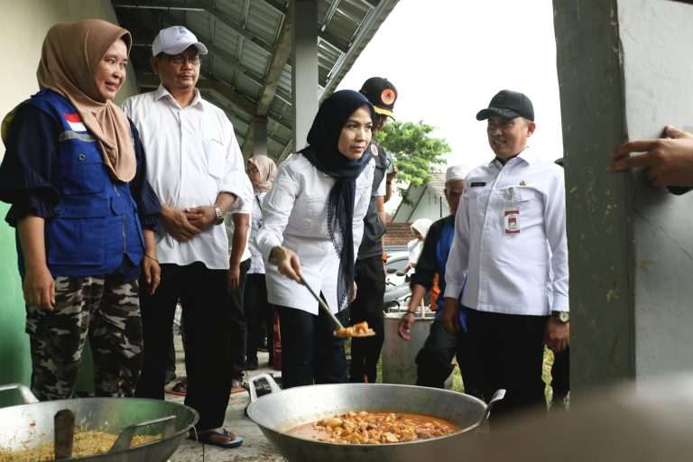 Sholawat Menggema Saat Bupati Serang Ratu Zakiyah Kunjungi Pengungsi Bencana Longsor di Padarincang